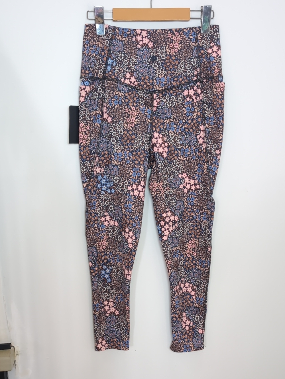 DANSKIN | Women's Multicolor Floral Print High Waist Pocket Cropped Leggings